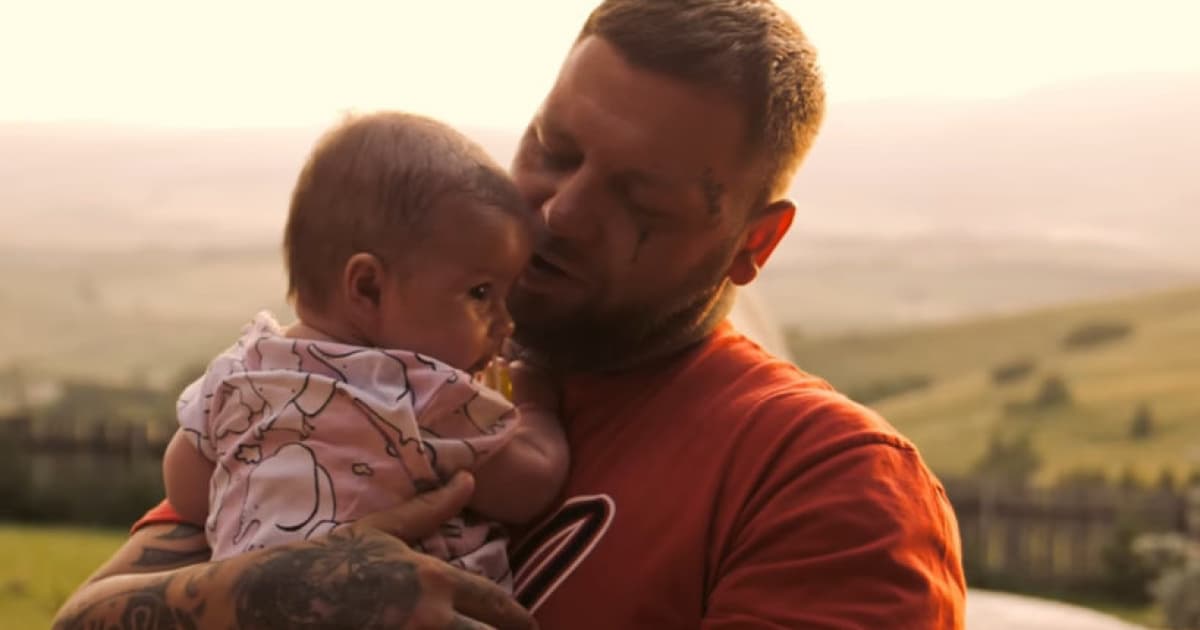 Kali zverejnil nádhernú emotívnu novinku. V klipe aj s rozkošnou dcérkou!