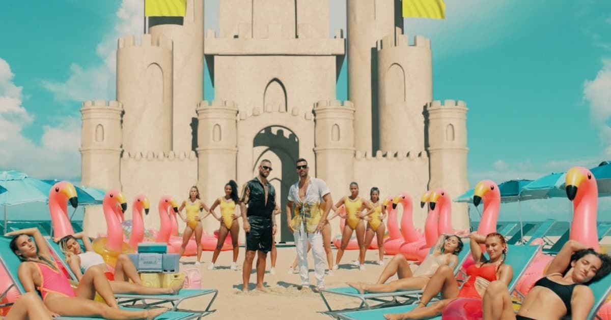 Ženy v plavkách, more a plameniaky. Maluma a Ricky Martin nehodlajú dať letu zbohom!