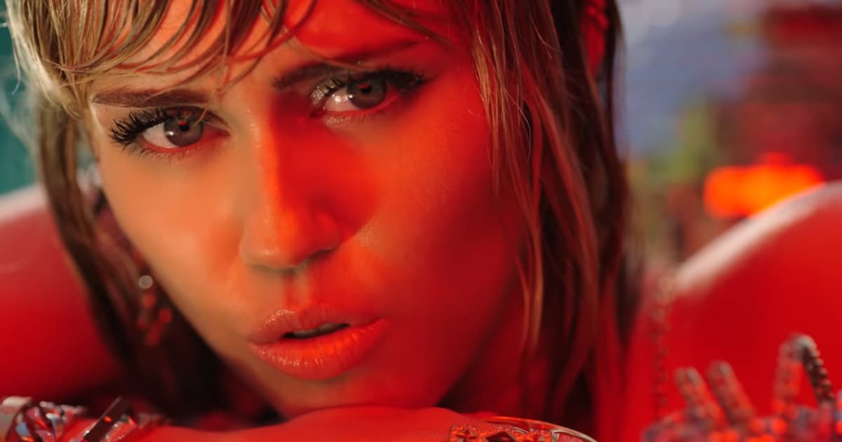 Miley Cyrus má nový klip. Ľudia si myslia, že ide o odkaz pre jej bývalého Liama Hemswortha