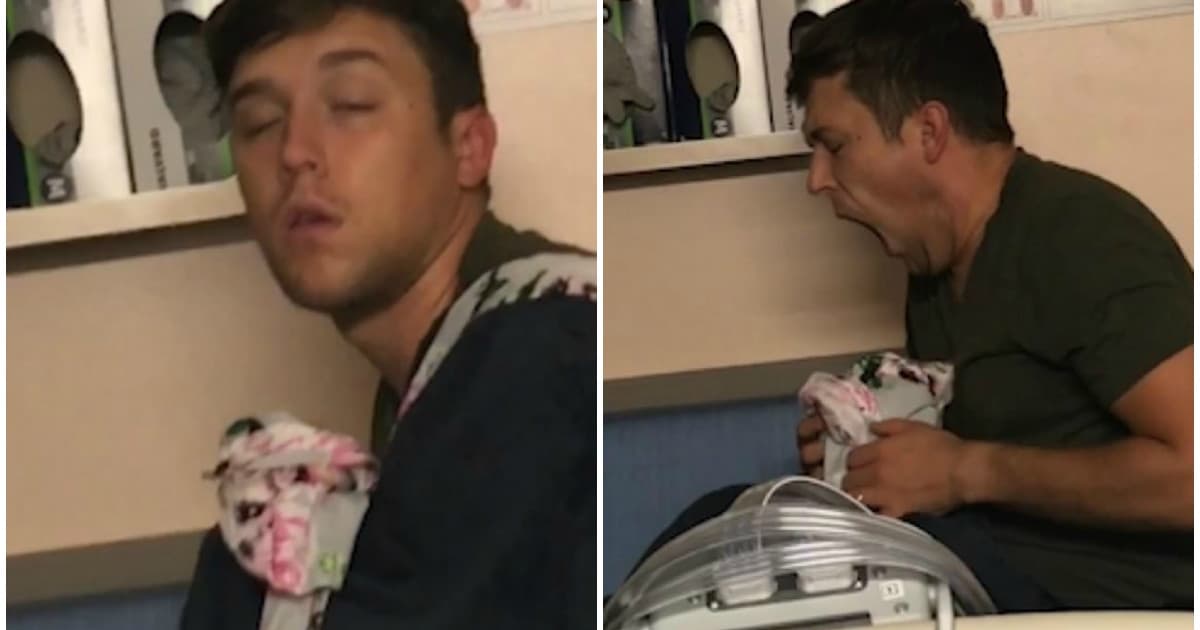 Vyčerpaný otecko kolísal v náručí deku. Myslel si, že je to jeho čerstvo narodené dieťa