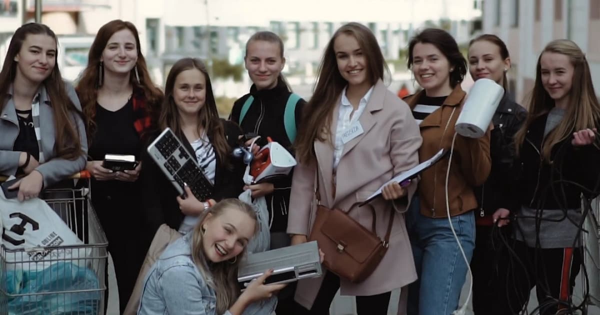 Budúce učiteľky z Čadce a ich únos triednej knihy v štýle Rodinné prípady