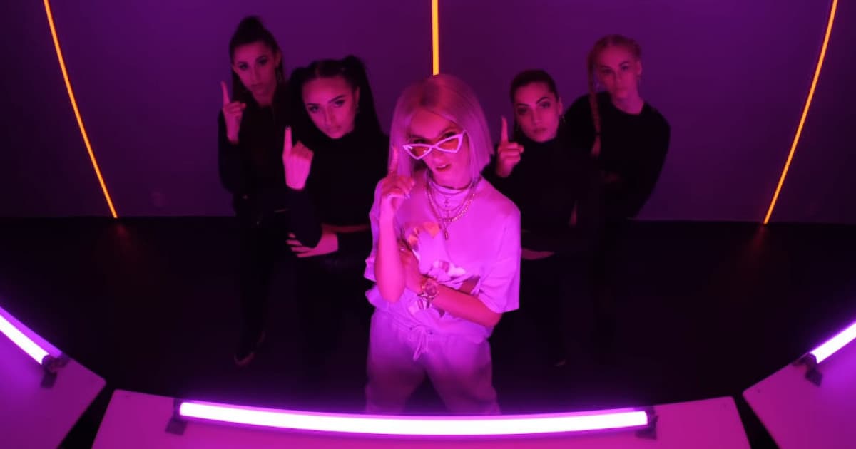 Speváčka SIMA predstavila prvý klip z jej nového albumu. Toto je „Bombím“