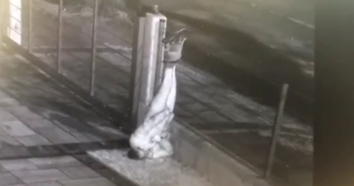 VIDEO: Zabudol si kľúče v krčme, tak to skúsil cez plot. Ešteže išiel ten pán okolo