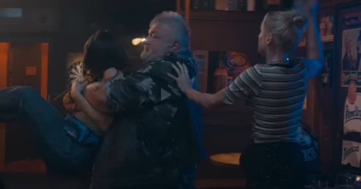 Emma Drobná sa pobila v bare. Aj o tom je klip k skladbe „Postráž mi Emmu“