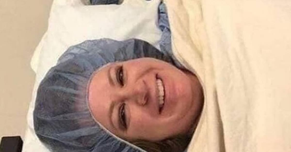 Na pôrodnej sále si urobila selfie, ktorá vďaka úsmevnému detailu ovládla internet