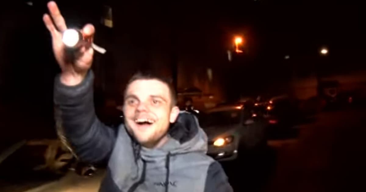 Nezostrihanú verziu reportáže o Michalovčanovi so psom na snowboarde musíš vidieť! Na kameramana vytiahol baterku