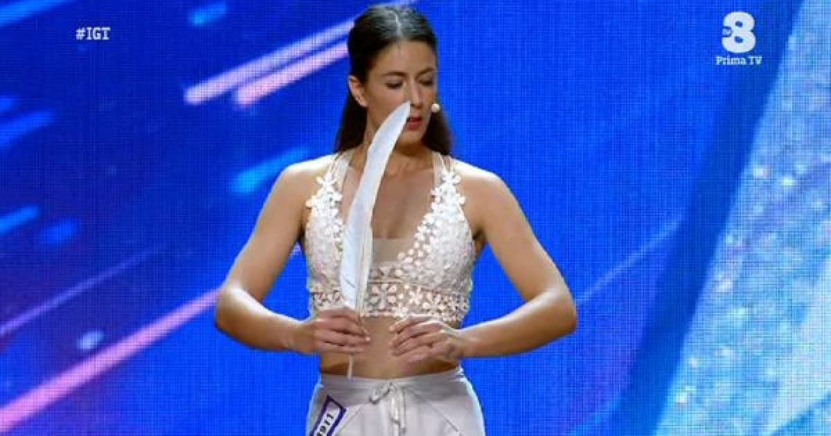 Na pódium si priniesla len vtáčie pero. Po tom, čo s ním dokázala, ju porotcovia nazvali kráľovnou rovnováhy