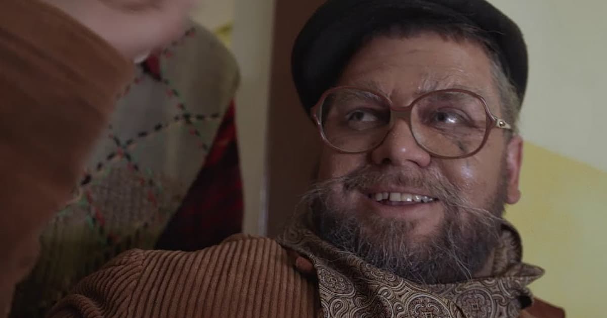 Kali ako dôchodca. Sleduj jeho nový vtipný klip „Spomínam“