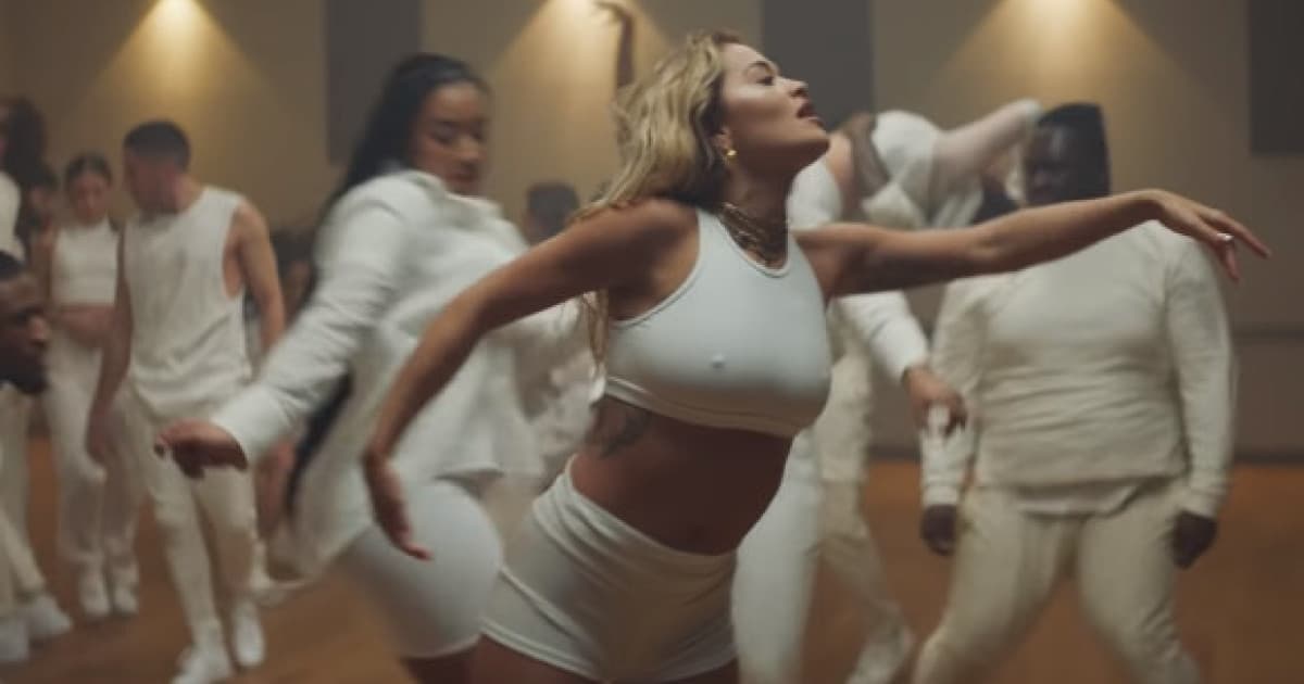 Rita Ora zverejnila novinku, ktorá je ideálna pre tieto karanténne časy. Nesie názov "Ako byť osamelý"