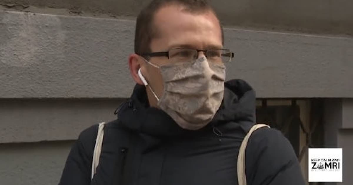 Tento chlapík stojaci v rade pred galantériou je novou hviezdou internetu!