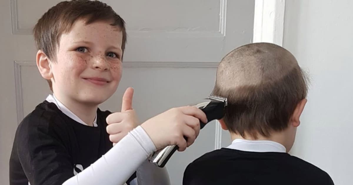5-ročný chlapec v domácej karanténe skončil so smiešnym účesom. Ostrihal ho starší brat