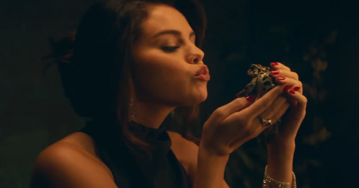 Selena Gomez hľadá frajera. Skúša to aj so žabou. O tom je jej nový klip!