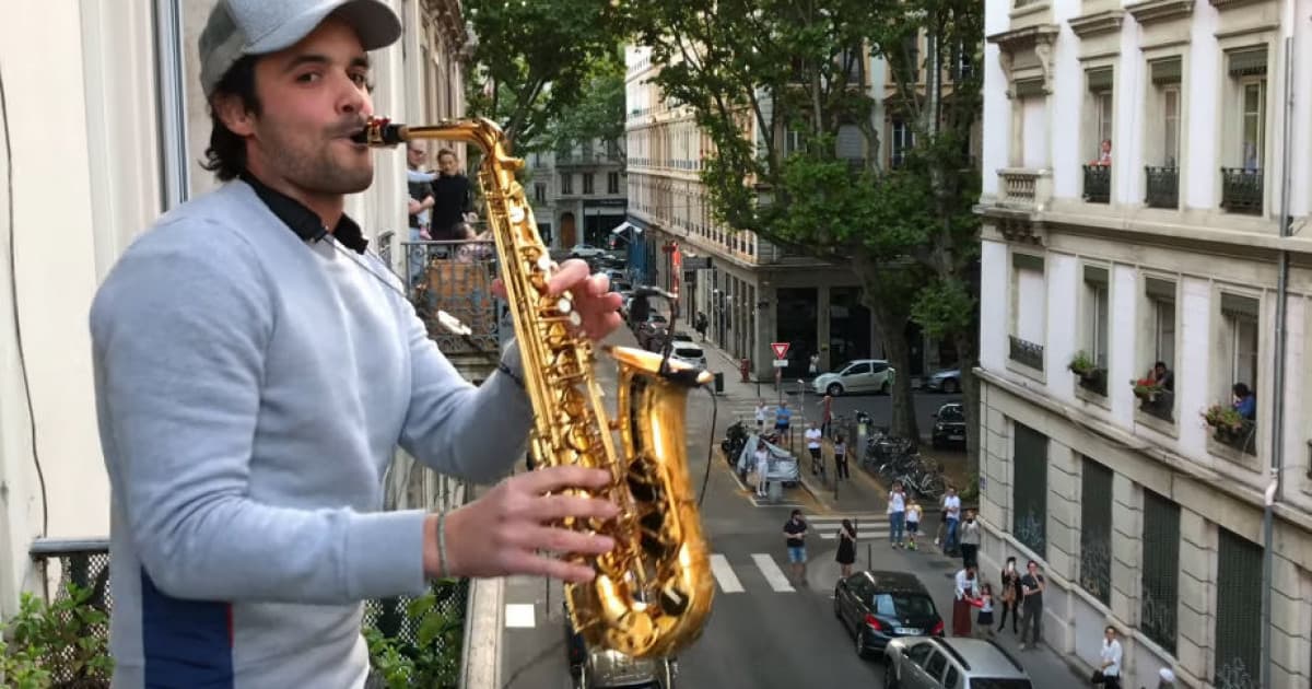 Francúz denne zlepšuje náladu svojim susedom. Na saxofóne hrá známe hity!