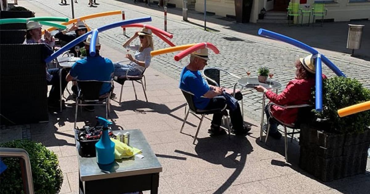 Kaviareň v Nemecku sa vynašla. Zákazníci musia mať kvôli odstupu na hlavách plávacie pomôcky