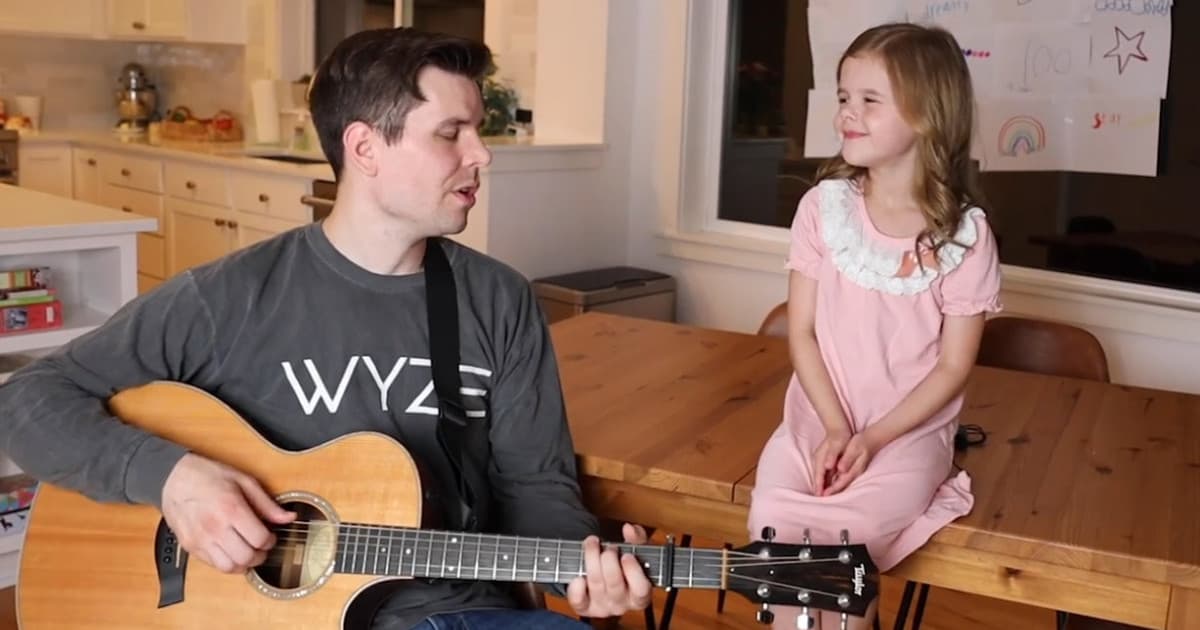 Ocko so svojou 7-ročnou dcérou prespievali hit „Shallow“. Nič krajšie dnes neuvidíš!