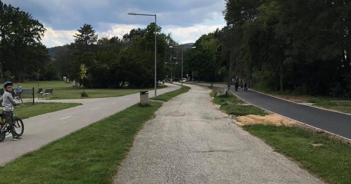 V Prievidzi majú unikátne chodníky. Zrejme im nestačil jeden, tak to vyriešili po svojom