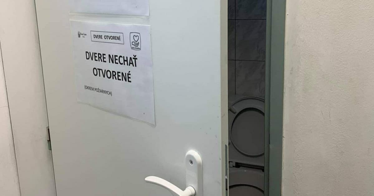 Zabudni na súkromie, tento záchod môžeš použiť iba pri dodržaní zvláštnych nariadení
