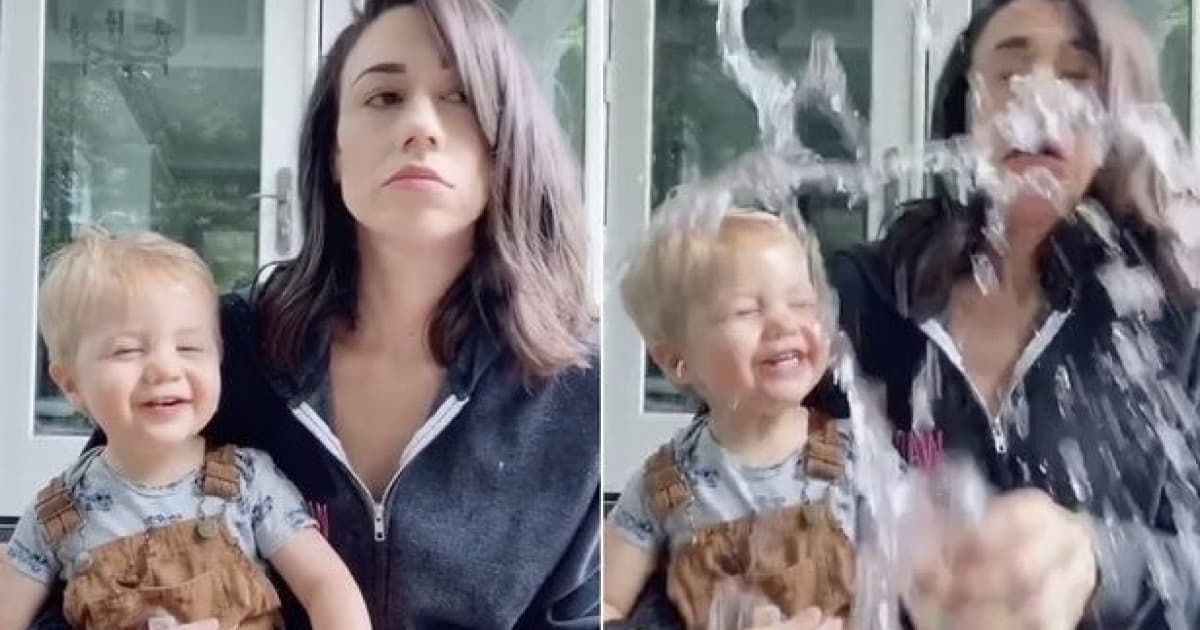 Mamy deťom špliechajú do tváre vodu. Nový internetový hit rozdelil ľudí na dva tábory. Jedni sa bavia, druhí sú pohoršení