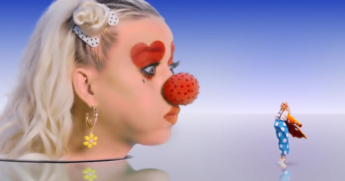 Tehotná Katy Perry sa v novom klipe zmenila na klauna. Bude z toho hit?