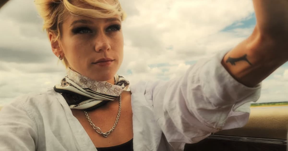 Emma Drobná konečne predstavila klip k skvelej skladbe „Yeah Baby“