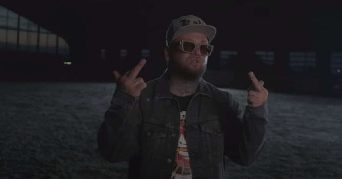 "Mám prostredný hore pre každého, kto by chcel súdiť," odkazuje Kali v rytmickej novinke!