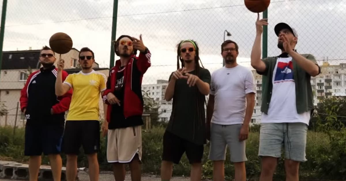 Medial Banana, po desiatich rokoch stále hladní a silní ako nikdy. Sleduj nový klip!