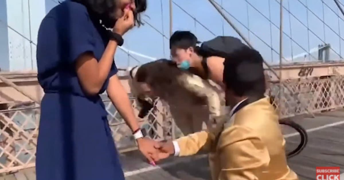 Na tieto zásnuby uprostred mosta určite nikdy nezabudnú. Romantiku prekazil cyklista
