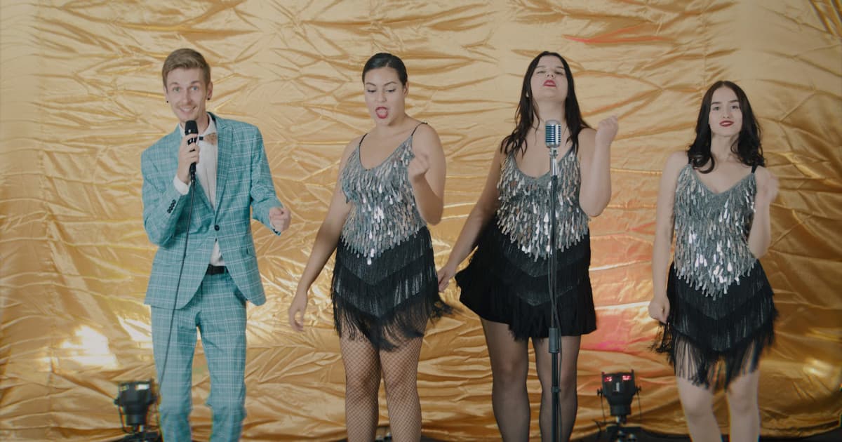 Pop-music aký sa dnes už len tak nevidí – mladý spevák a orchester v jedinečnej skladbe „Svetlušky“