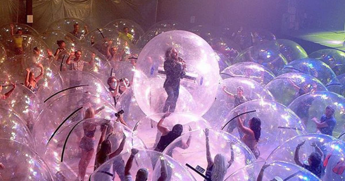 Táto kapela prešla koronavírusu cez rozum! Koncert usporiadala v plastových, zorbingových guliach