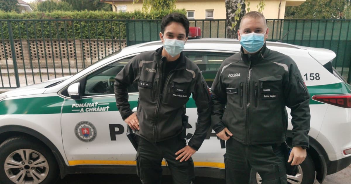 Policajti z Nových Zámkov hrdinami! Život dorezaného muža zachránili doslova v poslednej chvíli!
