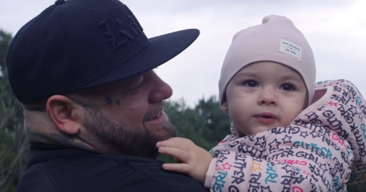 KALI zverejnil klip k emotívnej skladbe, ktorú venoval svojej dcére: „Zmenilo ma moje malé bábo“