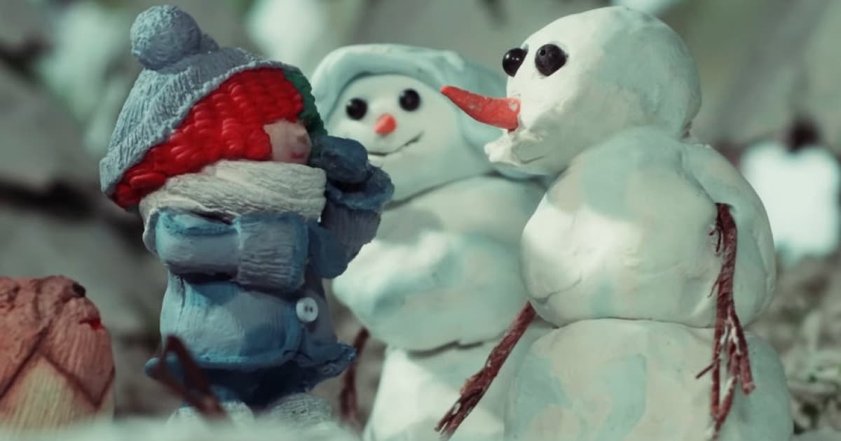 Speváčka Sia predstavuje svoj nový vianočný klip „Snowman“