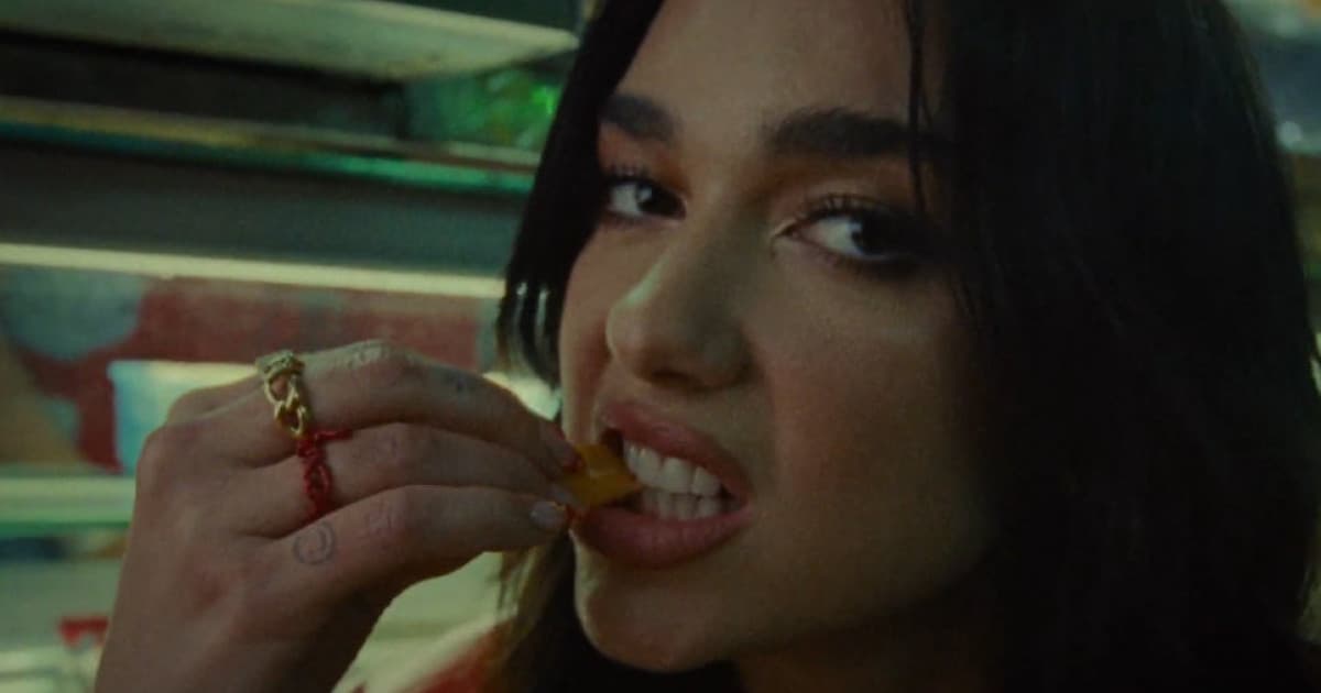 Dua Lipa predstavila klip k novinke „Fever“. Prevedie ťa nočným Londýnom!