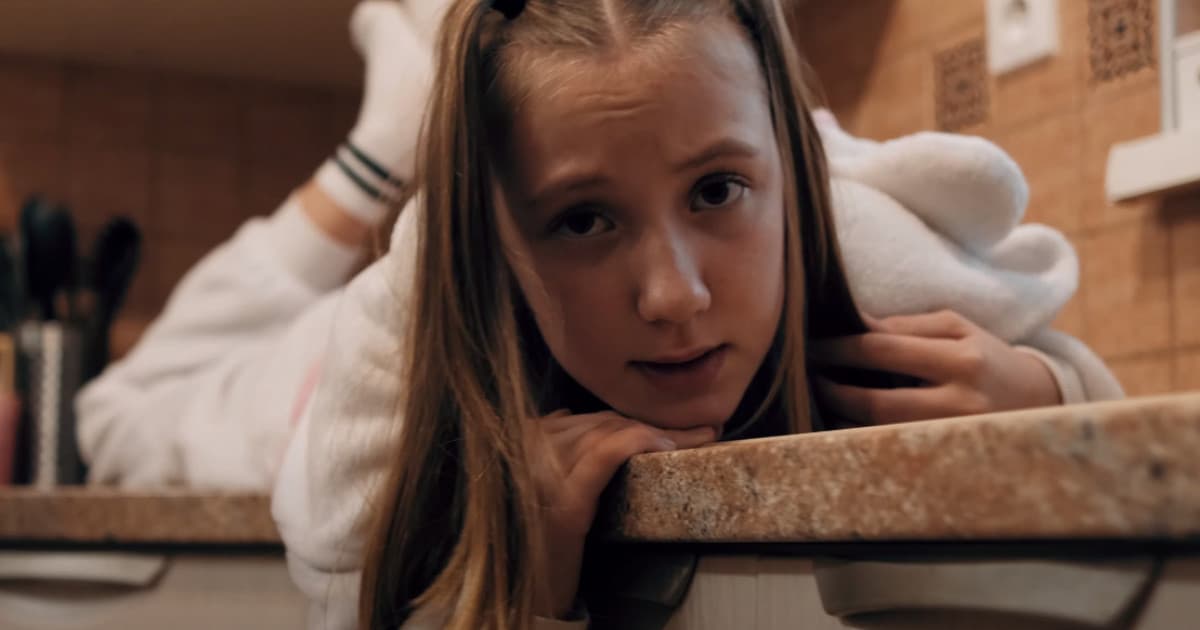 Na slovenskú rapovú scénu mieri nový talent! 10-ročná raperka Marion odkazuje: „Pustite nás von, ach ten COVID!“