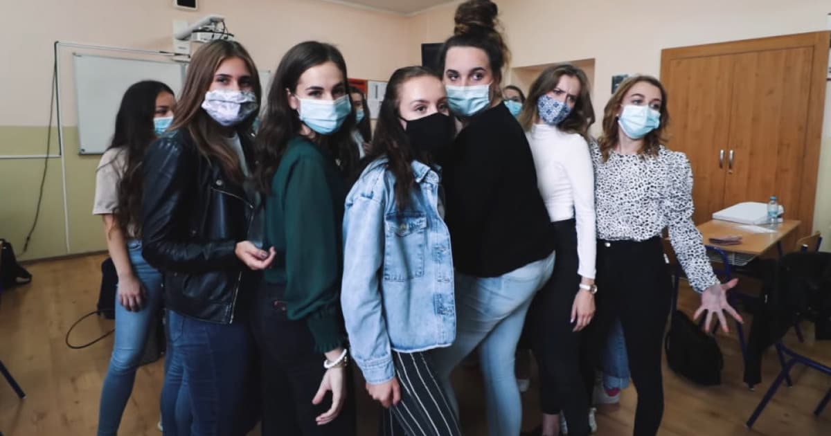 Aj počas tejto „korona doby“ stihli natočiť kradnutie triednej knihy