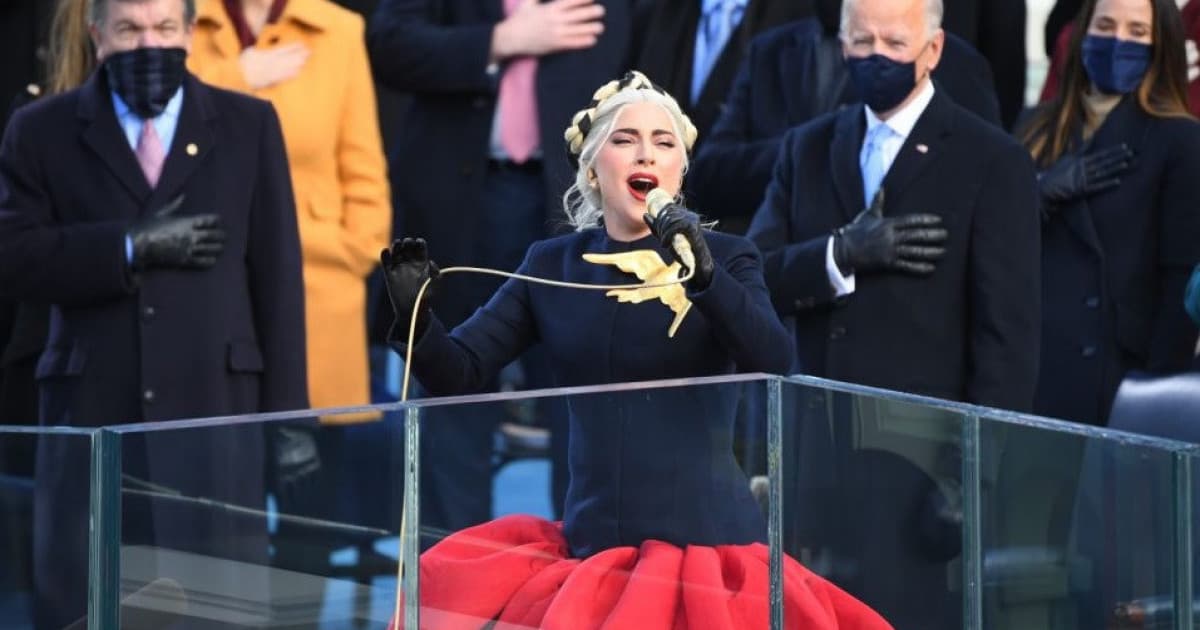 Americkú hymnu na inaugurácii J. Bidena zaspievala Lady Gaga. Z jej emotívneho prevedenia sú fanúšikovia nadšení!