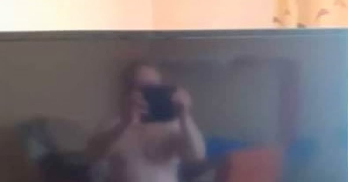 Chcel predať televízor, no pri fotení asi zabudol na odraz aj oblečenie