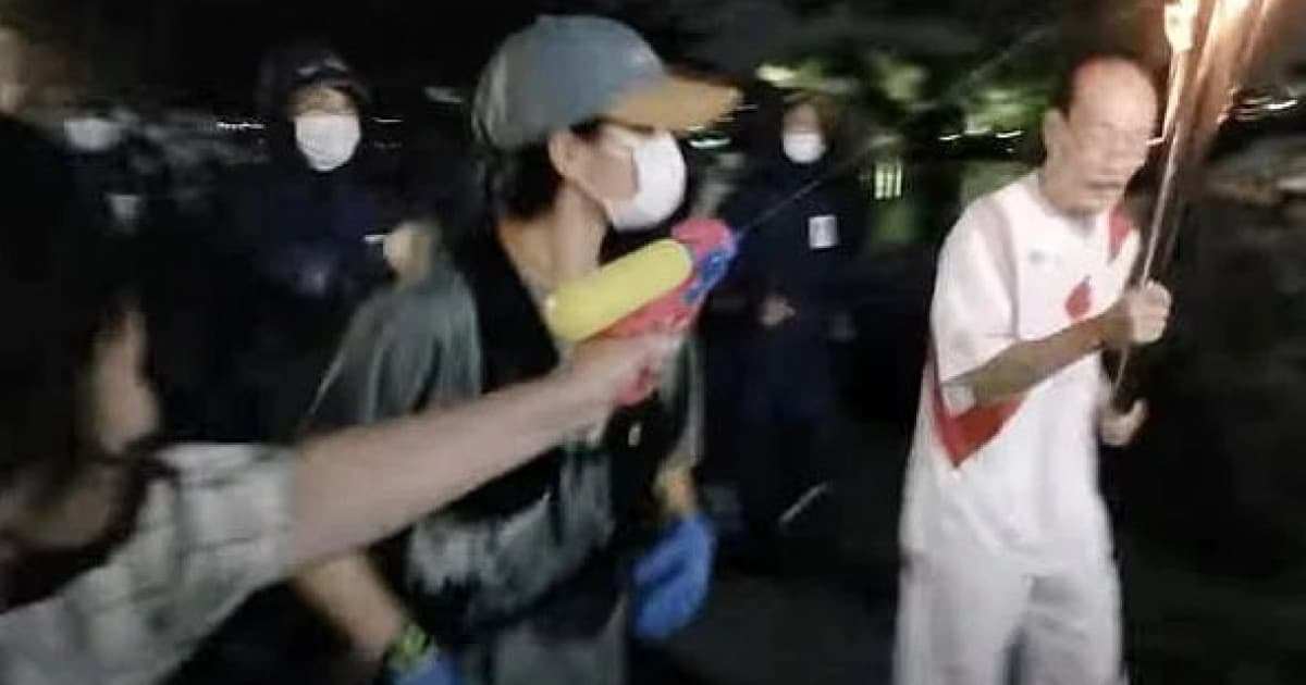 VIDEO: Japonka chcela uhasiť olympijský oheň vodnou pištoľkou