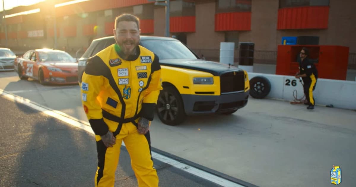 Post Malone konečne predstavil prvú novinku tohto roka! Mení sa v nej na pretekára NASCAR