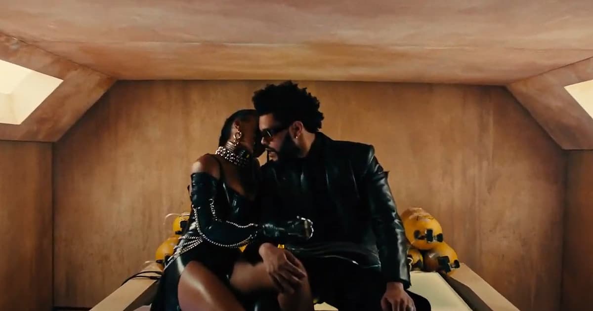 The Weeknd ťa roztancuje novinkou Take My Breath. V objatí sexy ženy doslova lapá po dychu!