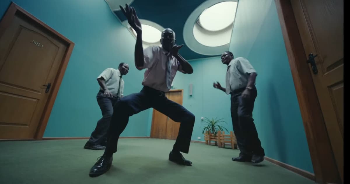 Veľkolepý návrat belgického speváka. Stromae a jeho tanečná novinka „Santé“