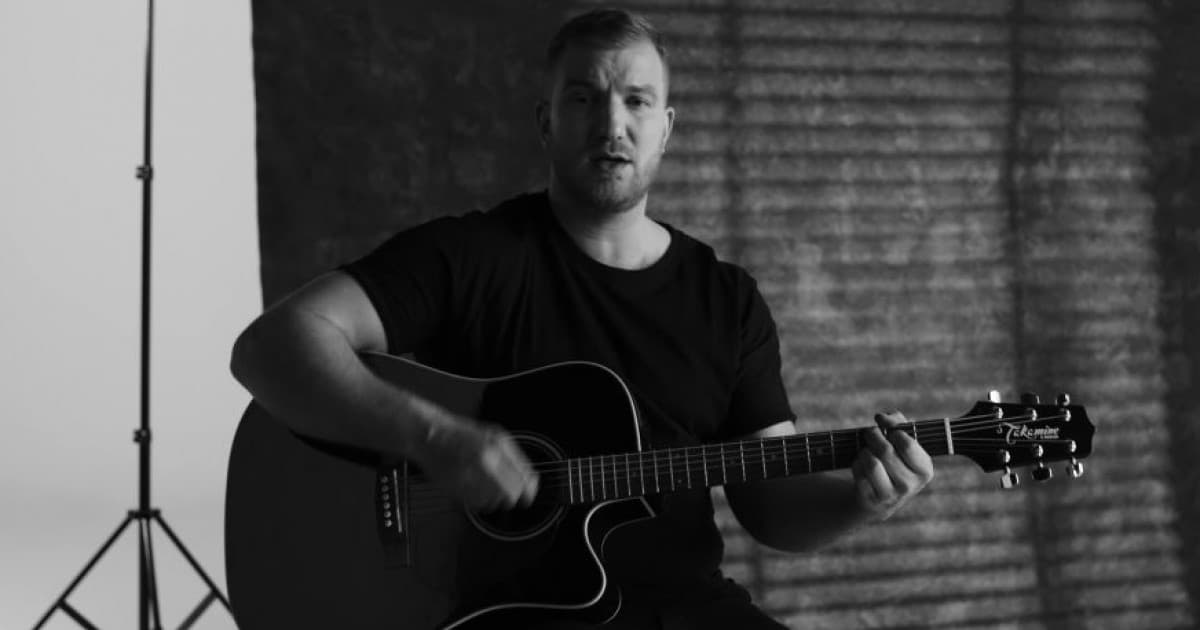 Lukáš Adamec zverejnil video k skladbe, ktorá chytí za srdce