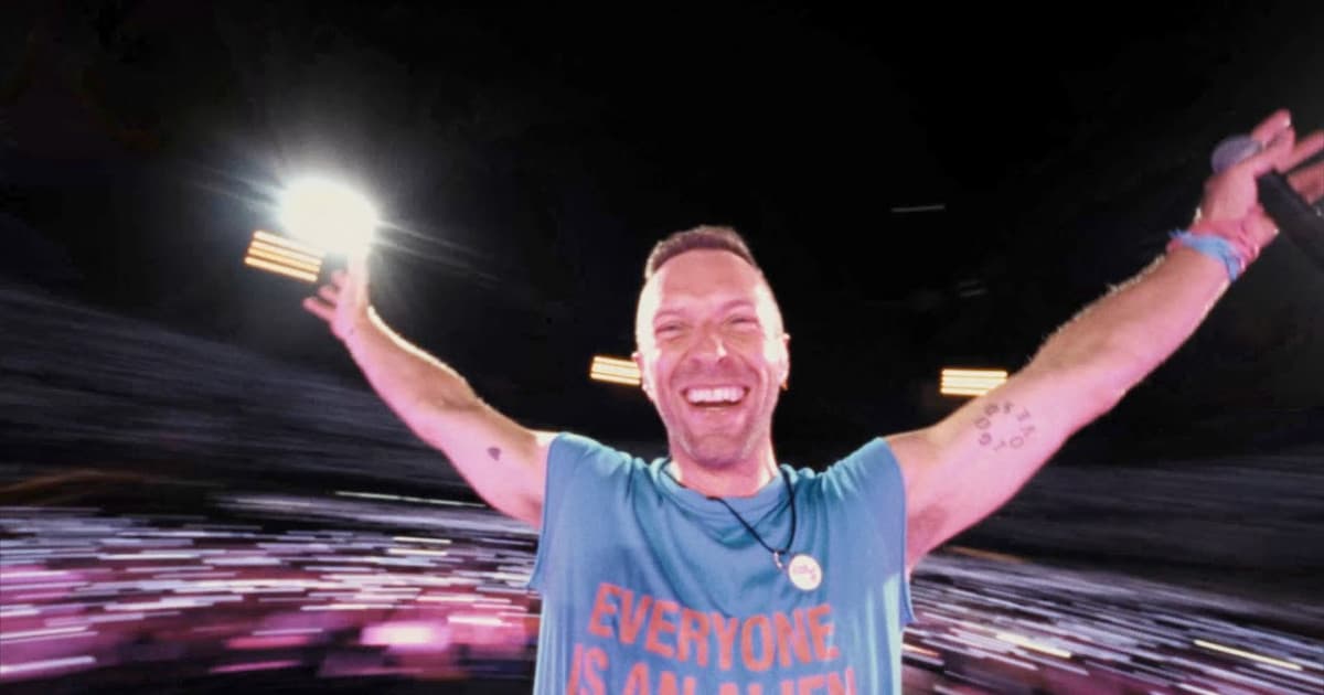 Chris Martin v burácajúcom dave a veľkolepý ohňostroj! Coldplay predstavili euforický klip ku skladbe Humankind