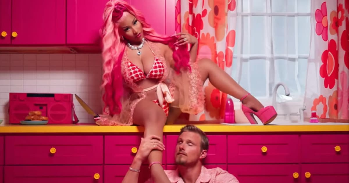 Nicki Minaj sa v novom klipe zmenila na „Super Freaky Girl“