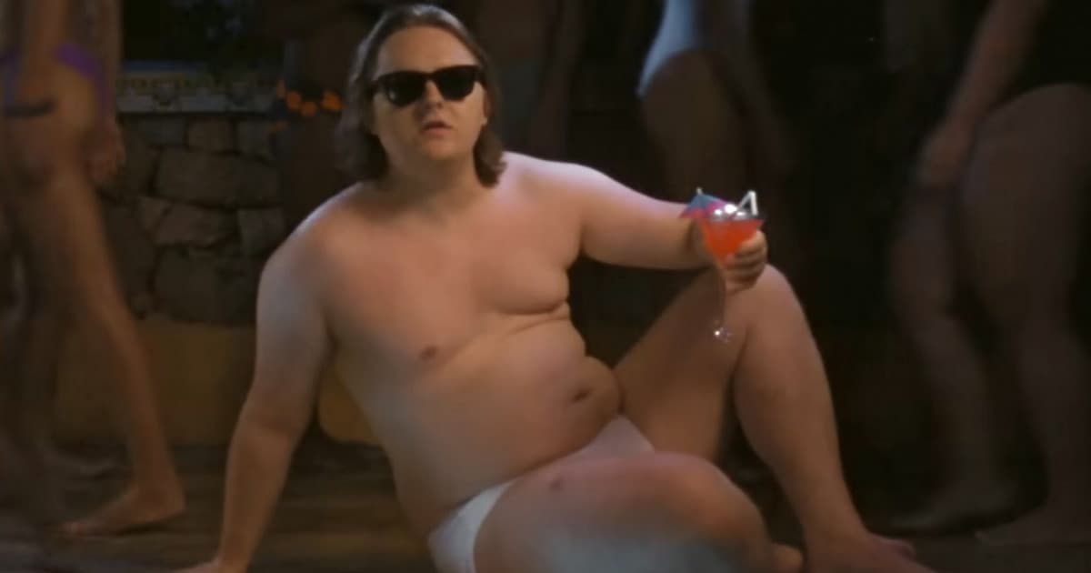 Lewis Capaldi v novinke spomína na bývalú lásku a tancuje v slipoch
