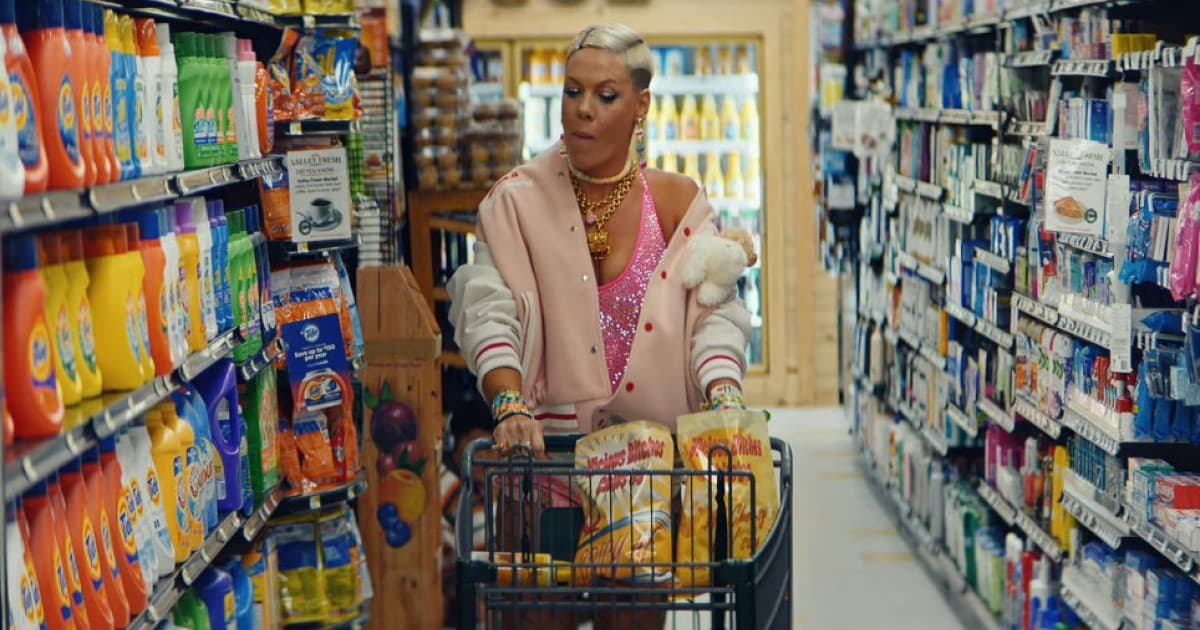P!NK v novom klipe premenila obchod na tanečný klub