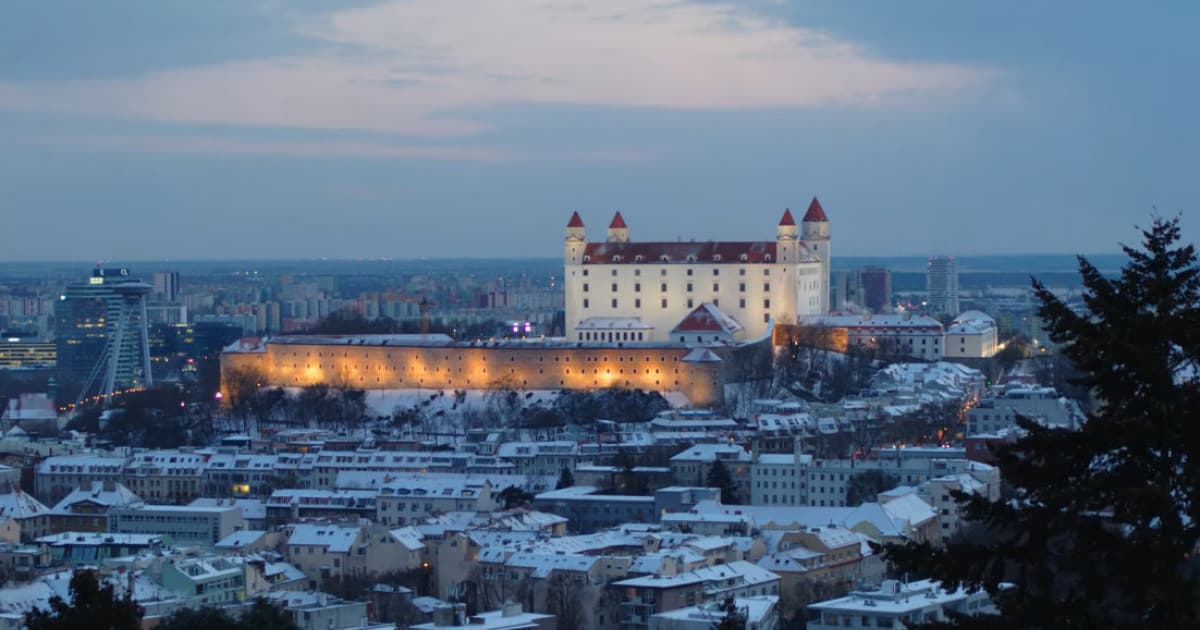 Nová vianočná koleda a pohľad na zimnú Bratislavu z dronu