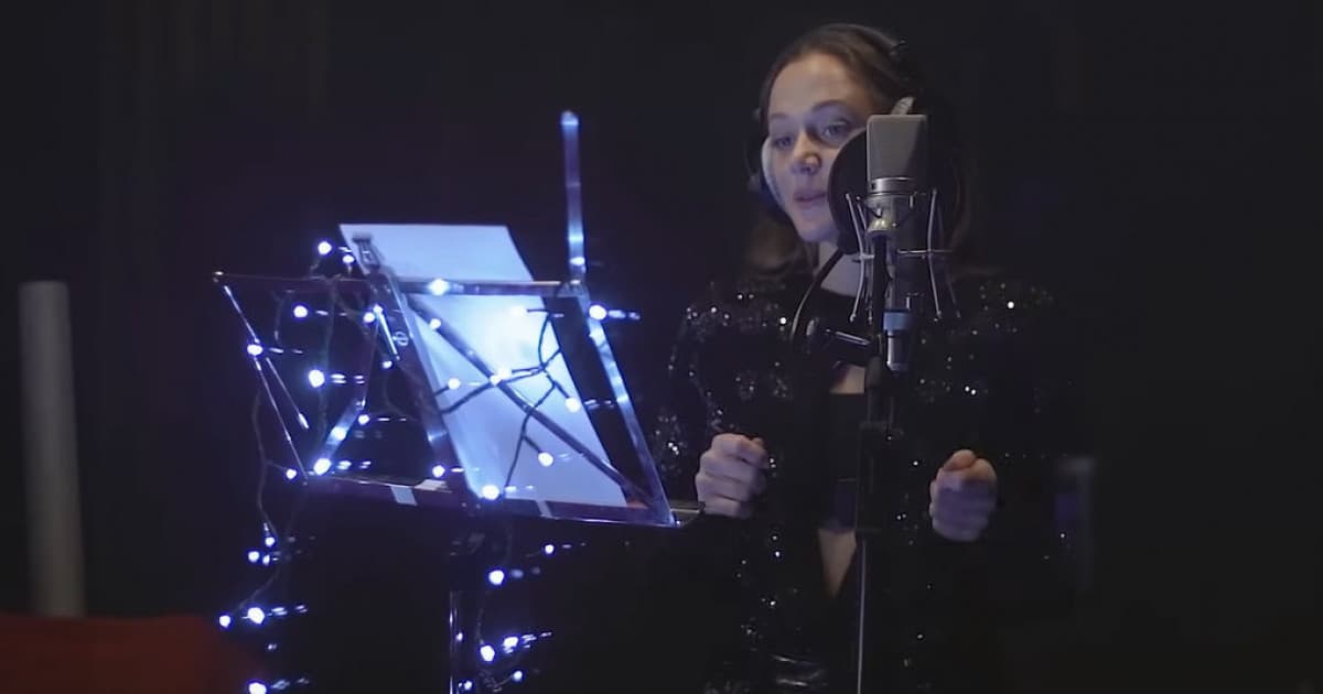 Emma Drobná naspievala novú vianočnú pieseň. Bude sa ti páčiť!