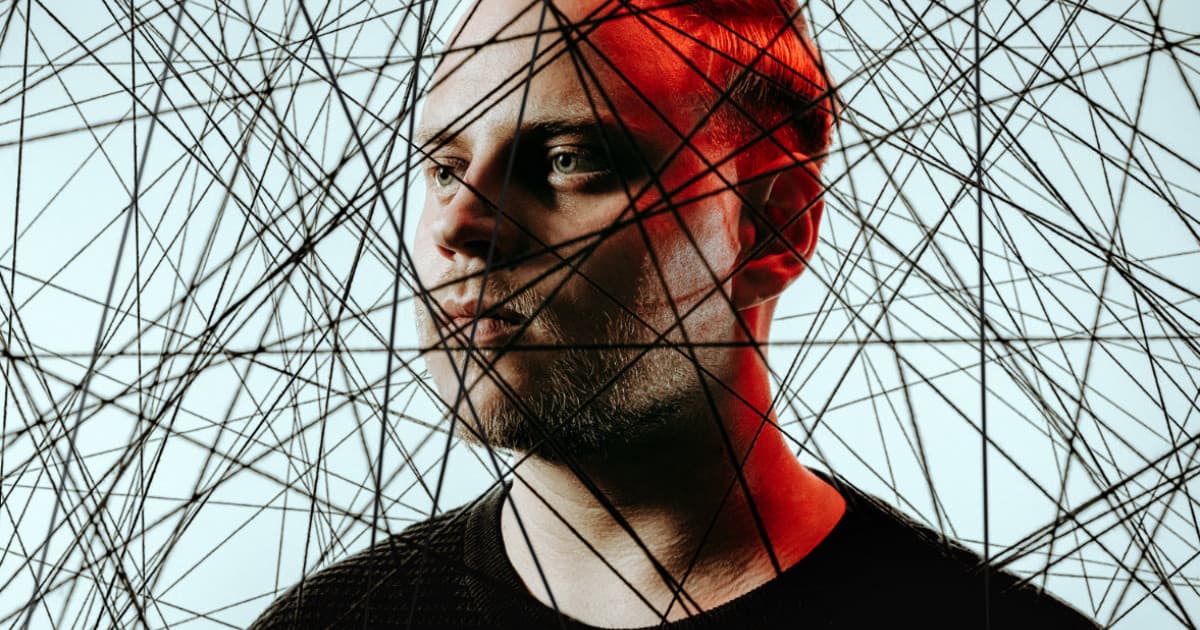 Spevák Lucius Szikora vydáva svoj zatiaľ najosobnejší singel “Sieť”