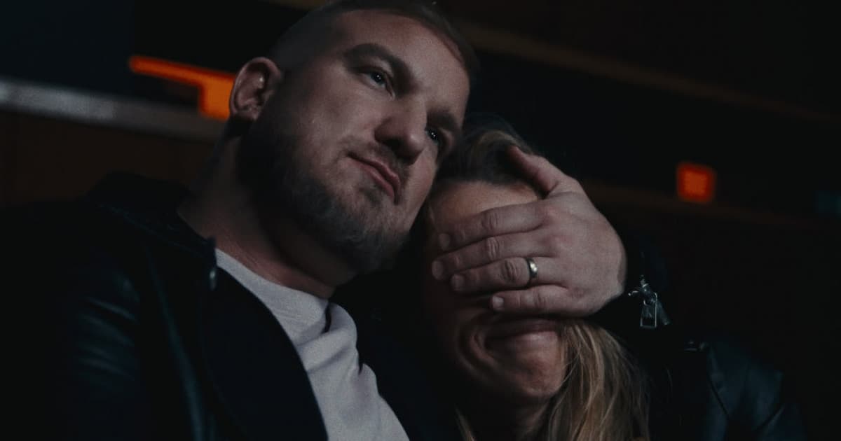Lukáš Adamec zverejnil video k piesni „Vrav si čo chceš“, v ktorom hrá aj jeho manželka